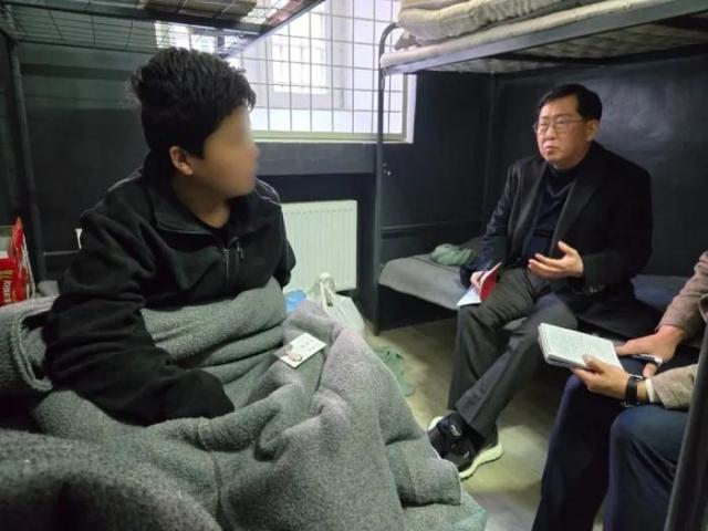 우크라이나군에 생포된 북한군 포로를 면담한 유용원 국민의힘 의원이 4일 면담 당시 찍은 사진을 공개했다. [사진=유용원 의원실 제공]