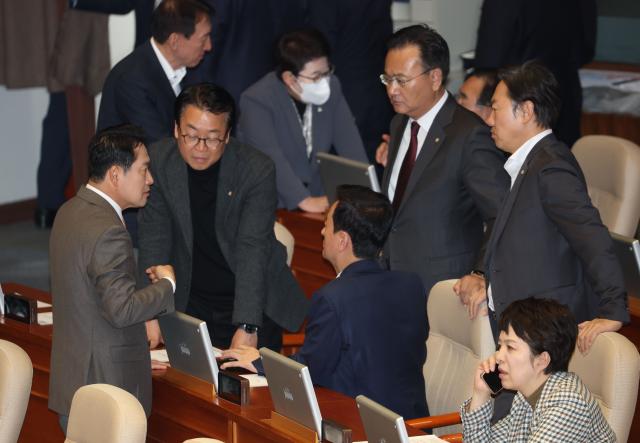 장동혁 국민의힘 대표를 비롯한 의원들이 27일 국회 본회의에서 대화를 나누고 있다 사진연합뉴스