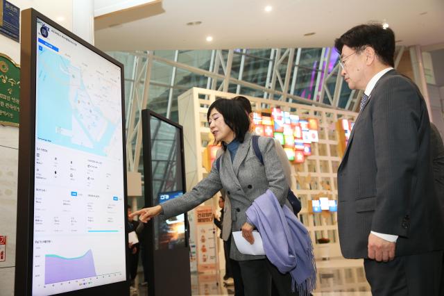 인천경제청은 27일 송도지타워에서 윤원석 인천경제청장 한민숙 ㈜헤리트 대표 등이 참여한 가운데 IFEZ 제로에너지스마트시티 통합플랫폼 구축사업 시연회를 개최했다 사진인천경제청