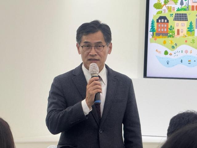 이기재 양천구청장이 지난 26일 시청 출입기자단에게 양천구의 균형발전 전략을 설명하고 있다 사진박자연 기자