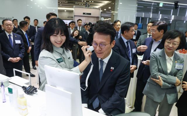 김민석 국무총리가 27일 충북 음성군 코스메카코리아를 방문해 AI 기반 피부 진단 기기를 체험하고 있다 사진연합뉴스