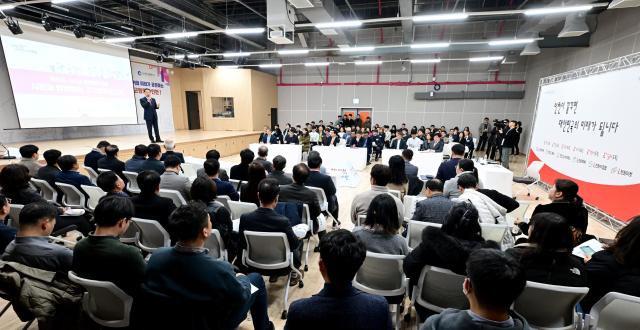 유정복 인천광역시장이 27일 중구 상상플랫폼에서 열린 시민과 함께하는 2026년 주요업무보고회균형발전에서 인사말을 하고 있다 사진인천시