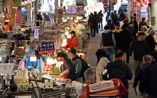Sticky prices and weak won to stretch Koreas belt-tightening to next year 