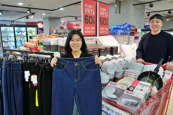 롯데마트 패션팀 MD가 롯데마트 송파점에서 연말 클리어런스 대전을 홍보하고 있다 사진롯데마트