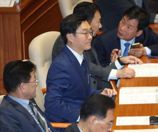 金총리, 계엄버스 육군 법무실장 근신 취소…엄정 재검토