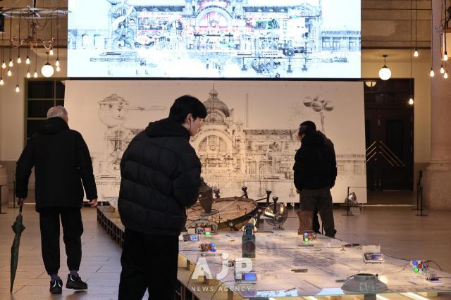 25일 서울시 중구 문화역서울284에서 시민들이 백년과 하루 전시를 관람하고 있다