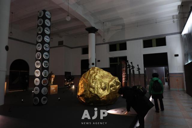 25일 서울 중구 문화역 284에서 열린 백년과 하루 전시에서 관람객들이 작품을 관람하고 있다 AJP Yoo Na-hyun