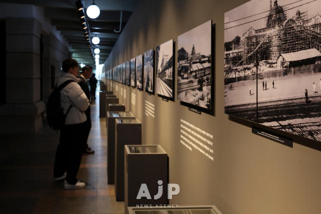 25일 서울 중구 문화역 284에서 열린 백년과 하루 전시에서 관람객들이 작품을 관람하고 있다 AJP Yoo Na-hyun