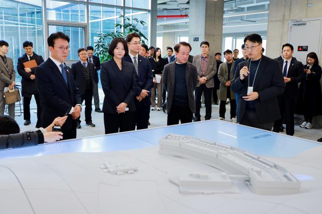 27일 ‘각 세종’에 적용된 네이버의 AI 인프라 기술에 대한 노상민 네이버클라우드 데이터센터장오른쪽의 설명을 듣고 있는 김민석 국무총리와 네이버 최수연 대표