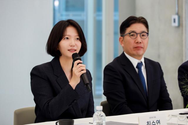 27일 네이버 데이터센터 ‘각 세종’에서 네이버 최수연 대표 네이버클라우드 김유원 대표가 김민석 국무총리 등 정부 관계자들과 국가 AI 경쟁력 강화를 위한 정부와 기업의 다양한 협력 방안을 논의하고 있다