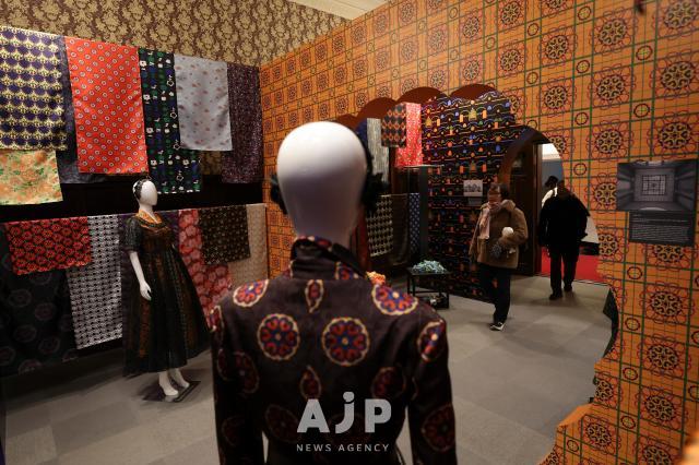 25일 서울 중구 문화역 284에서 열린 백년과 하루 전시에서 관람객들이 작품을 관람하고 있다 AJP Yoo Na-hyun