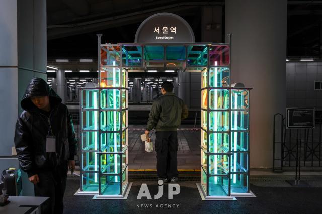 25일 서울 중구 문화역 284에서 열린 백년과 하루 전시에서 관람객이 서울역 4번 승차장을 보고 있다 AJP Yoo Na-hyun