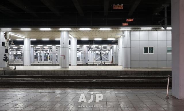 25일 서울 중구 문화역서울284 ‘백년과 하루’ 전시 현장에서 처음으로 공개된 전시장과 연결된 서울역 4번 승차장 전경 AJP Yoo Na-hyun