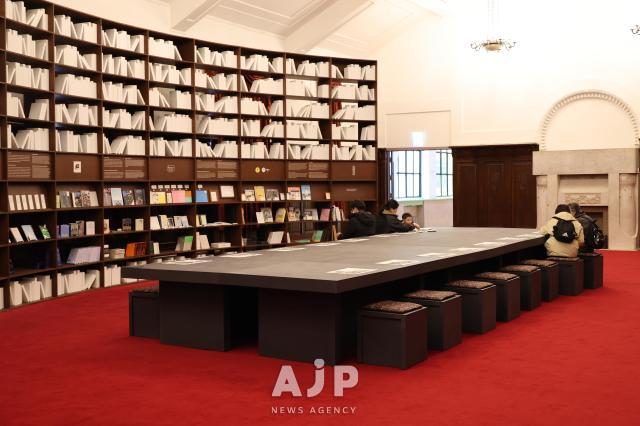 25일 서울 중구 문화역서울284 ‘백년과 하루’ 전시 현장에서 처음으로 전시장과 연결된 서울역 4번 승차장 전경 AJP Yoo Na-hyun