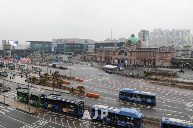25일 서울시 중구에 위치한 현재 서울역과 옛 서울역 전경 AJP Yoo Na-hyun
