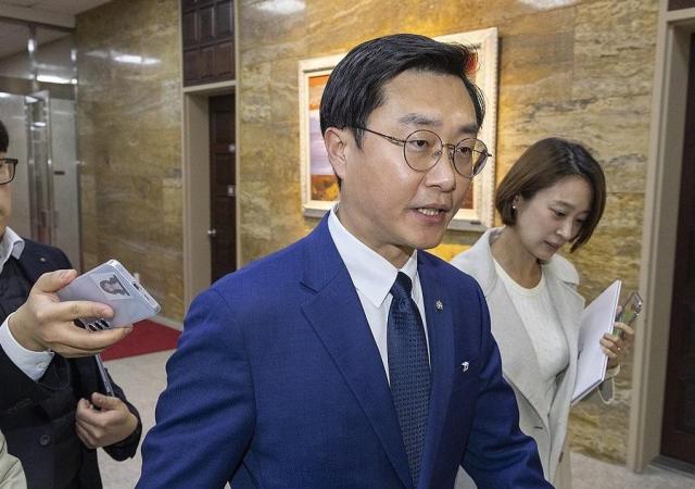 장경태 더불어민주당 의원이 27일 국회에서 취재진 질문을 받으며 이동하고 있다 서울경찰청 여성청소년범죄수사계는 한 여성이 장 의원을 준강제추행 혐의로 고소한 사건을 서울 영등포경찰서로부터 이첩받고 사실관계 확인에 들어간 것으로 알려졌다 장 의원은 페이스북을 통해 전혀 사실이 아닌 허위 무고와 관련 음해에 대해 법적 조치를 포함해 강력 대응하겠다며 의혹을 전면 부인했다 사진연합뉴스