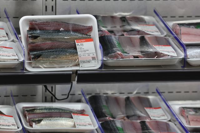4일 서울 시내의 한 대형마트에 진열된 고등어사진연합뉴스