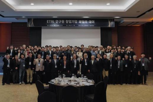 KT, 디즈니+와 커피·생활쿠폰 결합한 신규 구독팩 2종 출시