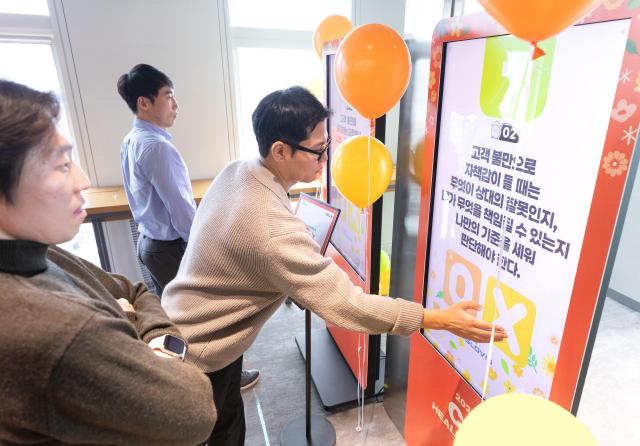 지난 26일 현대글로비스 서울 성동구 본사에서 열린 ‘2025 CS고객만족데이’ 행사에서 직원들이 키오스크를 통해 고객응대 방법 퀴즈를 풀고 있다