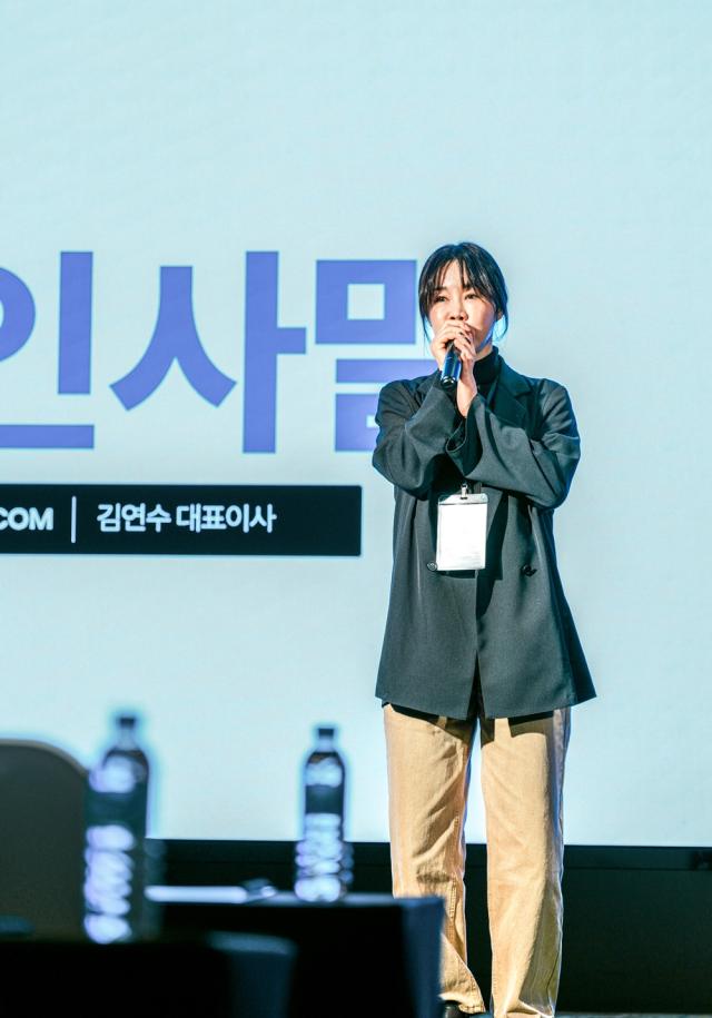 한컴이 개최한 AI 업무 혁신 전략 세미나 ‘Smart Work with AI 2025’에서 인사말을 전하는 한컴 김연수 대표