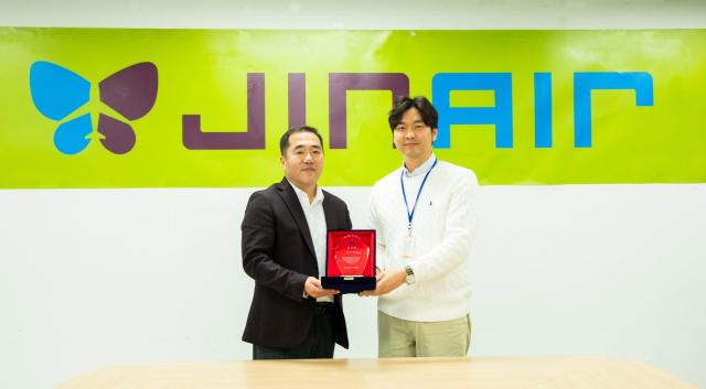 11월 27일 서울 강서구 진에어 본사에서 열린 마음건강 친화기업 인증식에서 진에어 박현수 안전보안실장왼쪽과 강서구정신건강복지센터 황형규 팀장오른쪽이 기념 사진 촬영을 하고 있다