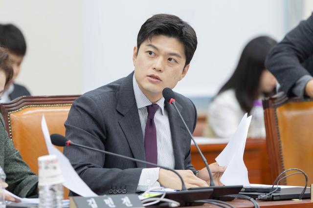 김용태 국민의힘 국회의원이 14일 오전 서울 여의도 국회에서 열린 교육위원회 전체회의에서 질의하고 있다 20251114 사진유대길 기자 dbeorlf123ajunewscom