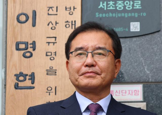 이명현 순직해병 특별검사가 지난 7월 2일 서울 서초구 서초한샘빌딩에 마련된 특검 사무실에서 진행된 현판식을 마친 후 현판 앞에 서 있다 사진연합뉴스