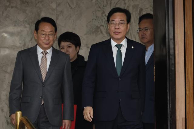 송언석 국민의힘 원내대표를 비롯한 원내지도부가 28일 서울 여의도 국회에서 열린 원내대책회의에 참석하고 있다 사진연합뉴스