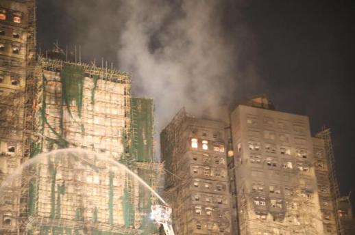 [포토] 대형 화재 발생한 홍콩 아파트 단지에 남은 잔불