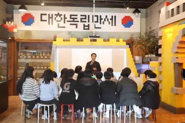 2025년 11월 26일 서울 종로 서울교육박물관에서 학생들이 박물관에대한 설명을 듣고 있다 벽 상단엔 대한독립만세라고 적힌 거대한 레고작품이 전시되어있다 AJP Han Jun-gu