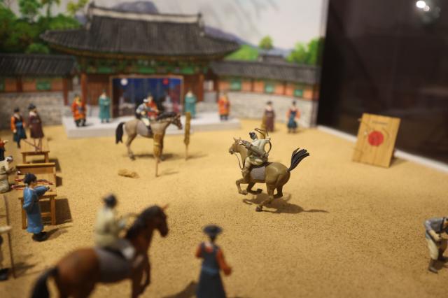 2025년 11월 26일 서울 종로 서울교육박물관에 전시된 미니어쳐 AJP Han Jun-gu