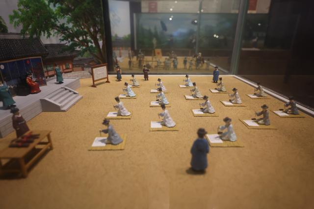 2025년 11월 26일 서울 종로 서울교육박물관에 전시된 미니어쳐 AJP Han Jun-gu