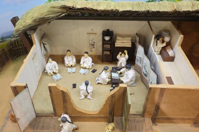 2025년 11월 26일 서울 종로 서울교육박물관에 전시된 미니어쳐 AJP Han Jun-gu