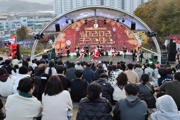 전남 화순에 열린 미리미리 크리스마스축제에 3만 명이 넘는 관객이 찾아 대성공을 거뒀다 사진화순군