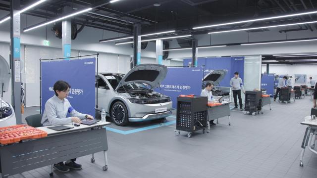 ‘2025 그랜드마스터 인증 평가’에 응시한 엔지니어들이 실기 평가를 치르고 있다 사진현대자동차