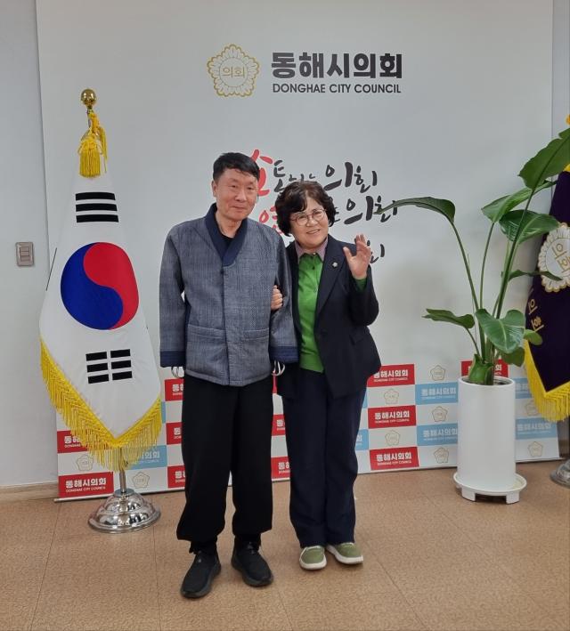 석창우 화백왼쪽이 민귀희 의장오른쪽과 기념촬영을 하고 있다 사진이동원 기자