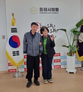 석창우 화백, 동해시의회 방문… 몸과 믿음으로 그린 예술 세계에 깊이 공감 표해