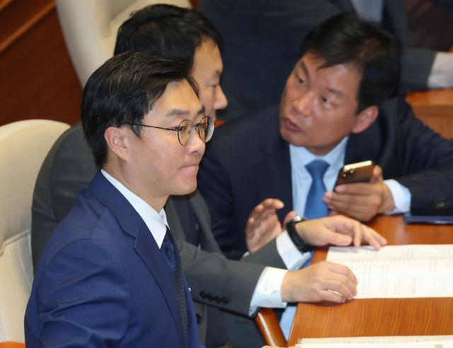 장경태 더불어민주당 의원이 지난 27일 국회 본회의에 출석해 있다 사진연합뉴스