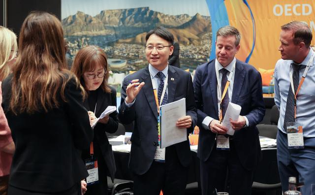 임광현 국세청장이 지난 18일부터 20일까지 남아프리카공화국 케이프타운에서 열린 제18차 OECD 국세청장회의에 참석해 스노우볼 토론에서 발언하고 있다사진국세청