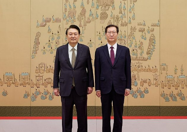 윤석열 대통령이 지난해 2월 20일 서울 용산 대통령실 청사에서 박성재 법무부 장관에게 임명장을 수여한 뒤 기념 촬영을 하고 있다 사진연합뉴스 대통령실