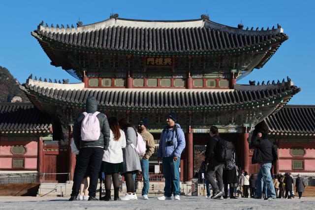 Du khách nước ngoài đi bộ dọc Cung điện Gyeongbokgung ở Seoul vào ngày 10 tháng 11 năm 2025 ẢnhYonhap News
