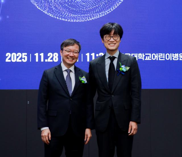 왼쪽부터 김영태 서울대학교병원장 이해진 네이버 이사회 의장이 서울시 종로구에 위치한 서울대학교병원에서 ‘메디컬 AGI 행사’에 참석했다사진네이버