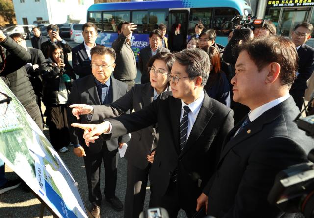 28일 오후 안성시 금광면사무소에서 김동연 경기도지사가 동신일반산업단지 조성 부지 관련 현장 보고를 받고 있다 사진경기도