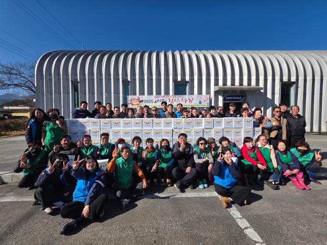 쌍용CE 동해공장이 28일 삼화동 행정복지센터 앞마당에서 사랑의 김장담그기 나눔 행사를 개최하고 단체기념촬영을 하고 있다 사진쌍용CE 동해공장