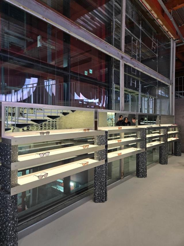 총 700여 종의 제품이 전시된 블루엘리펀트 ‘스페이스 성수’ 사진블루엘리펀트