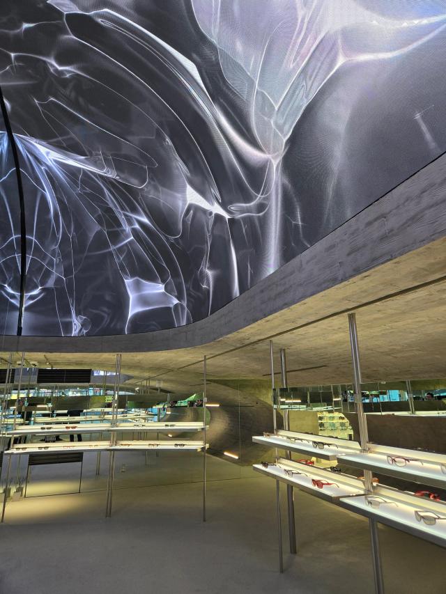 총 700여 종의 아이웨어가 전시된 매장은 지역 랜드마크를 목표로 800평 규모로 구성됐다 사진블루엘리펀트