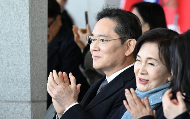 이재용 삼성전자 회장왼쪽과 홍라희 리움미술관 명예관장이 28일 경남 창원시 진해구 해군사관학교에서 열린 제139기 해군사관후보생 임관식에 참석했다 사진연합뉴스