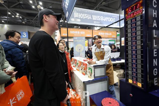 28일 경기 고양시 킨텍스에서 열린 2025 우리쌀 우리술 K-라이스페스타에서 관람객이 이벤트에 참여하고 있다 AJP Yoo Na-hyun