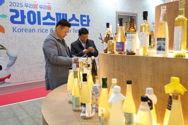 28일 경기 고양시 킨텍스에서 열린 2025 우리쌀‧우리술 K-라이스페스타를 찾은 관람객들이 쌀로 만든 술들을 살펴보고 있다 AJP Yoo Na-hyun