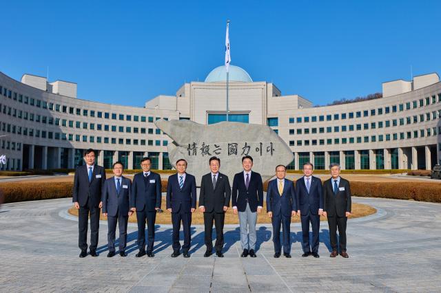 李在明就任总统后首访国情院